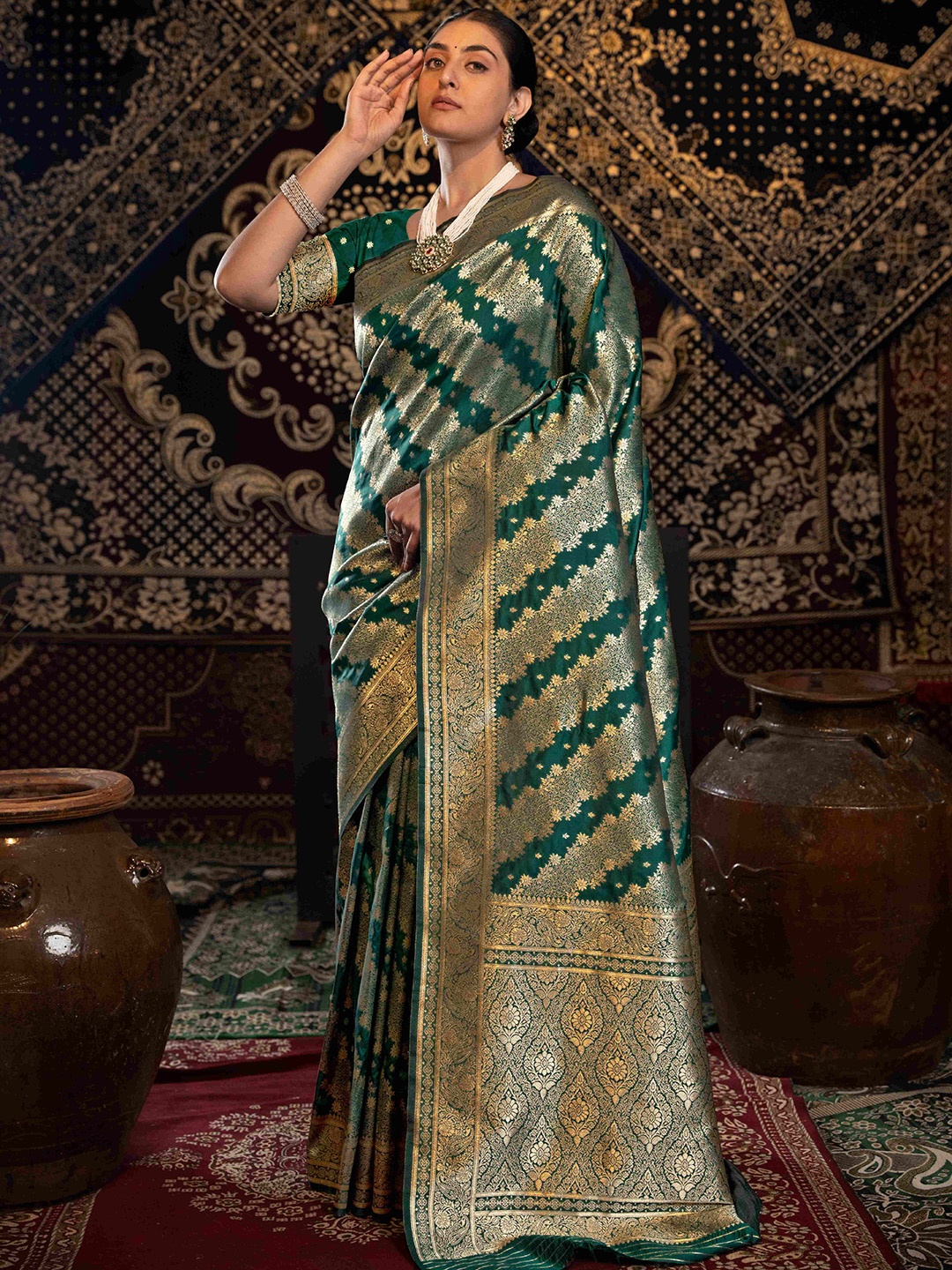 

HEER FASHION Floral Zari Banarasi Saree, Green
