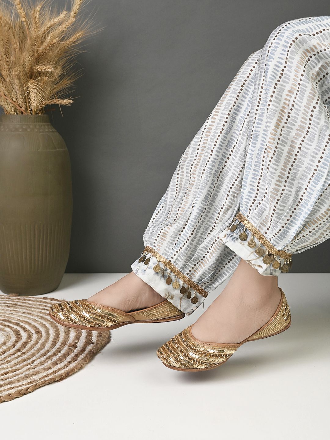 

HOUSE OF SAANJ Women Ethnic Mojaris Flats, Gold