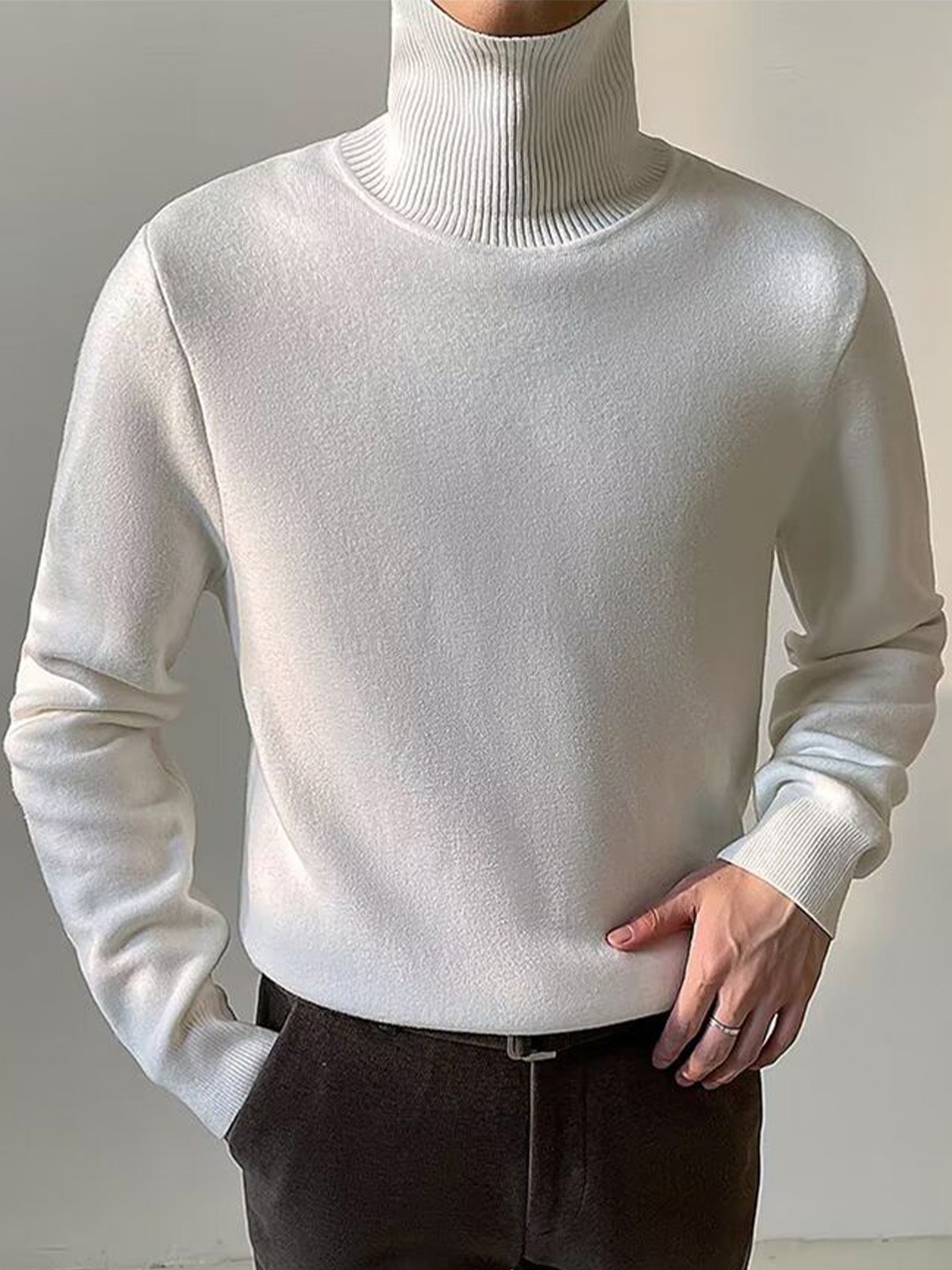 

StyleCast x Revolte Men Pullover, White