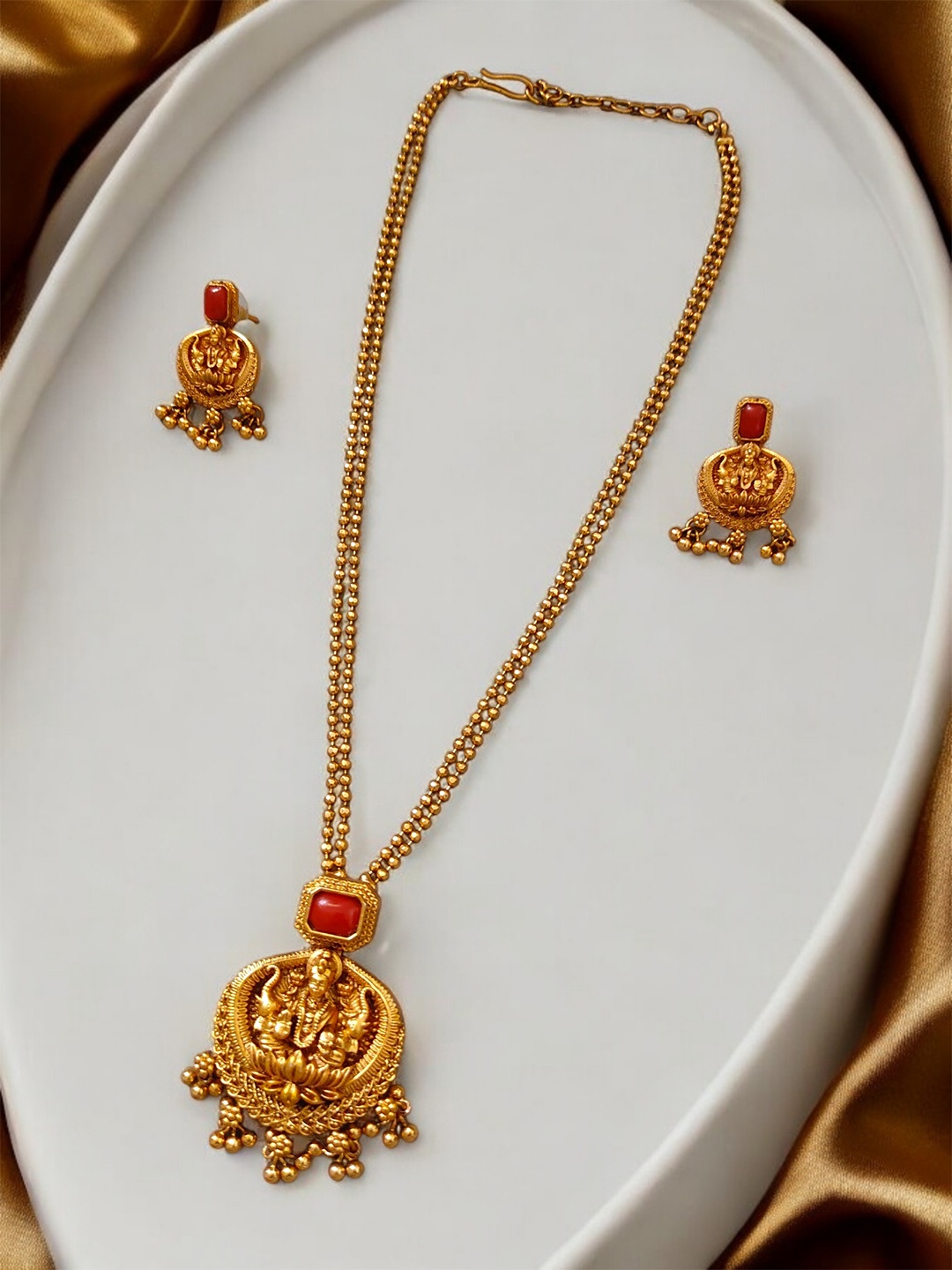 

Pihtara Jewels Gold-Plated Stone-Studded & Beaded Jewellery Set