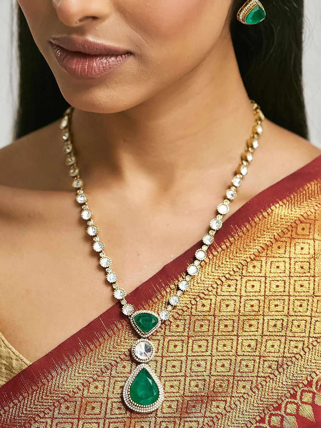 

Yinara Gold-Plated Kundan Stone Studded Jewellery Set