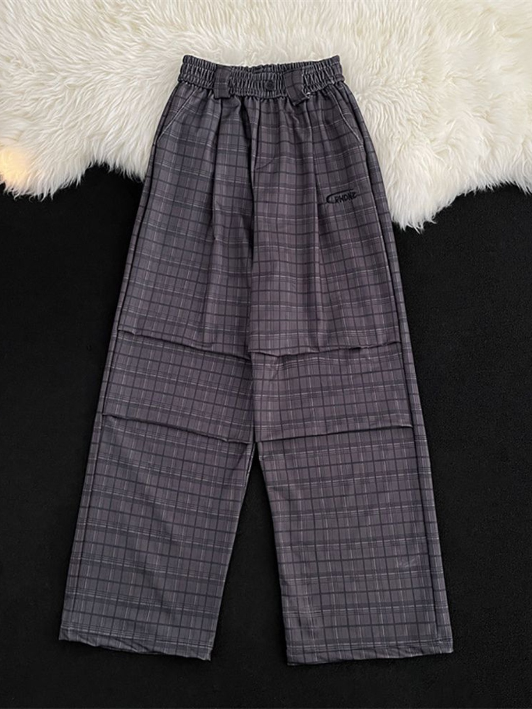 

StyleCast x Revolte Men Checked Loose Fit Pleated Mid-Rise Chinos Trousers, Grey