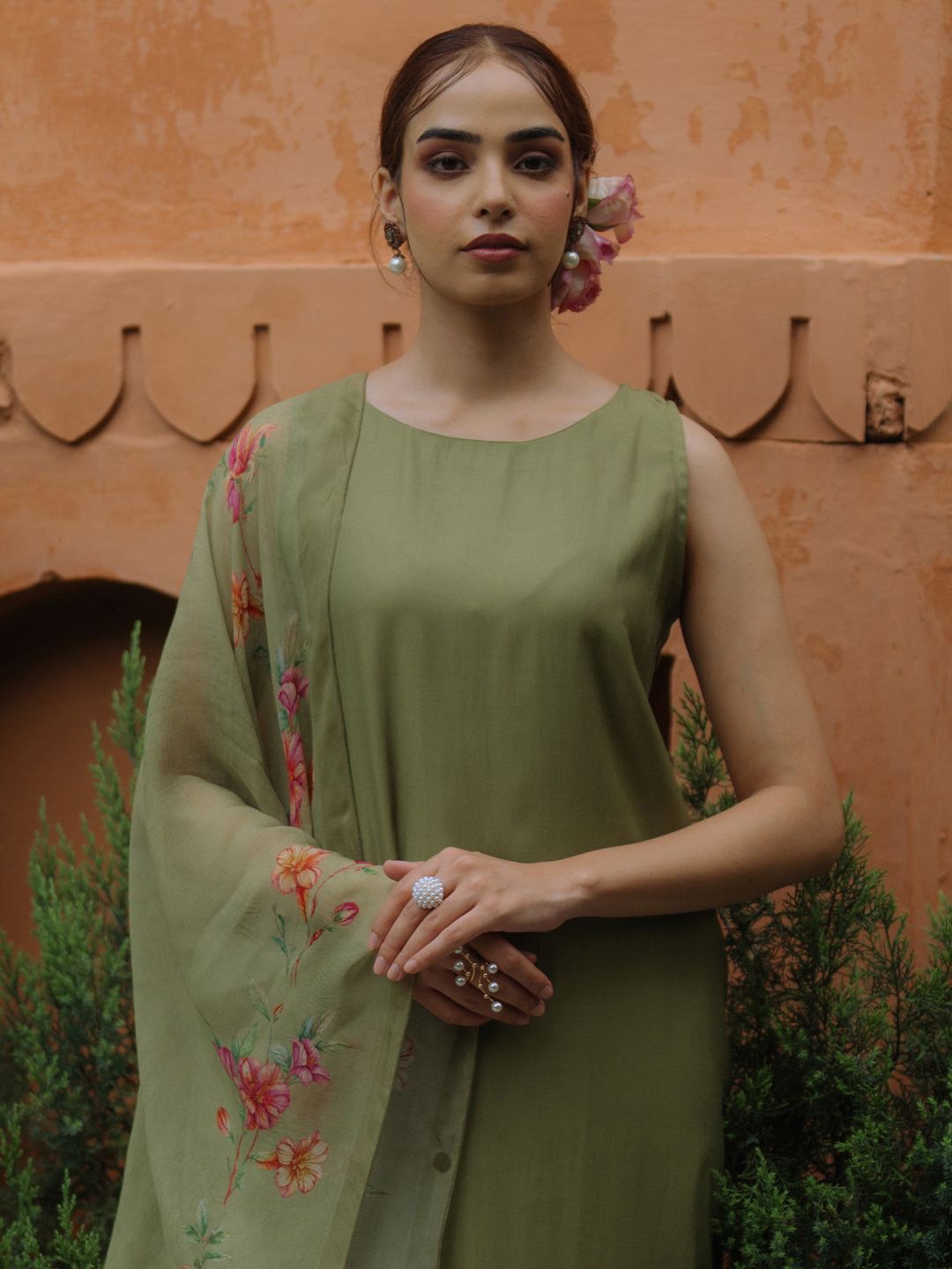

anayna Round Neck Regular Silk A-Line Kurta with Trousers & Dupatta, Green