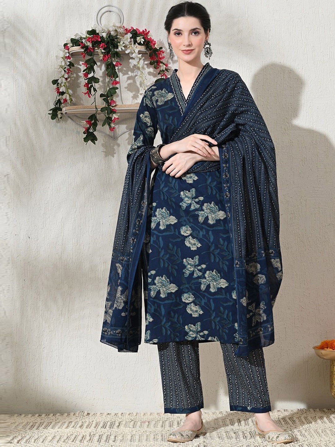

DORIYA Floral Printed Regular Straight Kurta with Palazzos & Dupatta, Blue