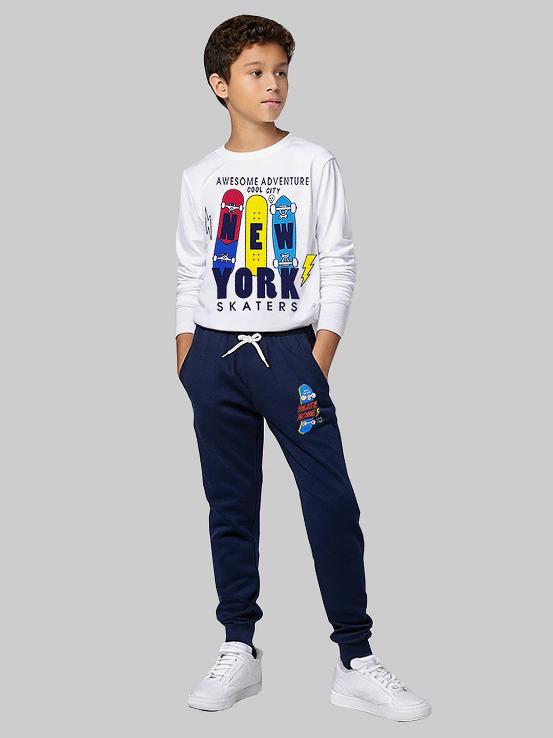 

KUCHIPOO Boys Round Neck Printed T-shirt with Joggers, White