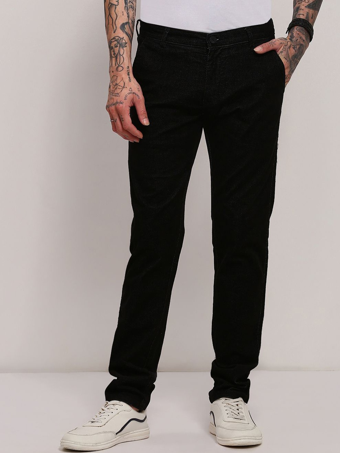 

SHOWOFF Men Comfort Slim Fit Low-Rise Corduroy Trousers, Black