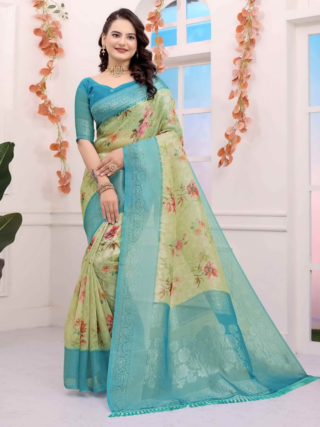 

HEER FASHION Woven Design Floral Zari Saree, Green