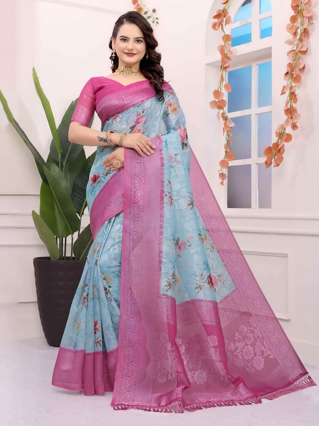 

HEER FASHION Floral Printed Zari Saree, Blue