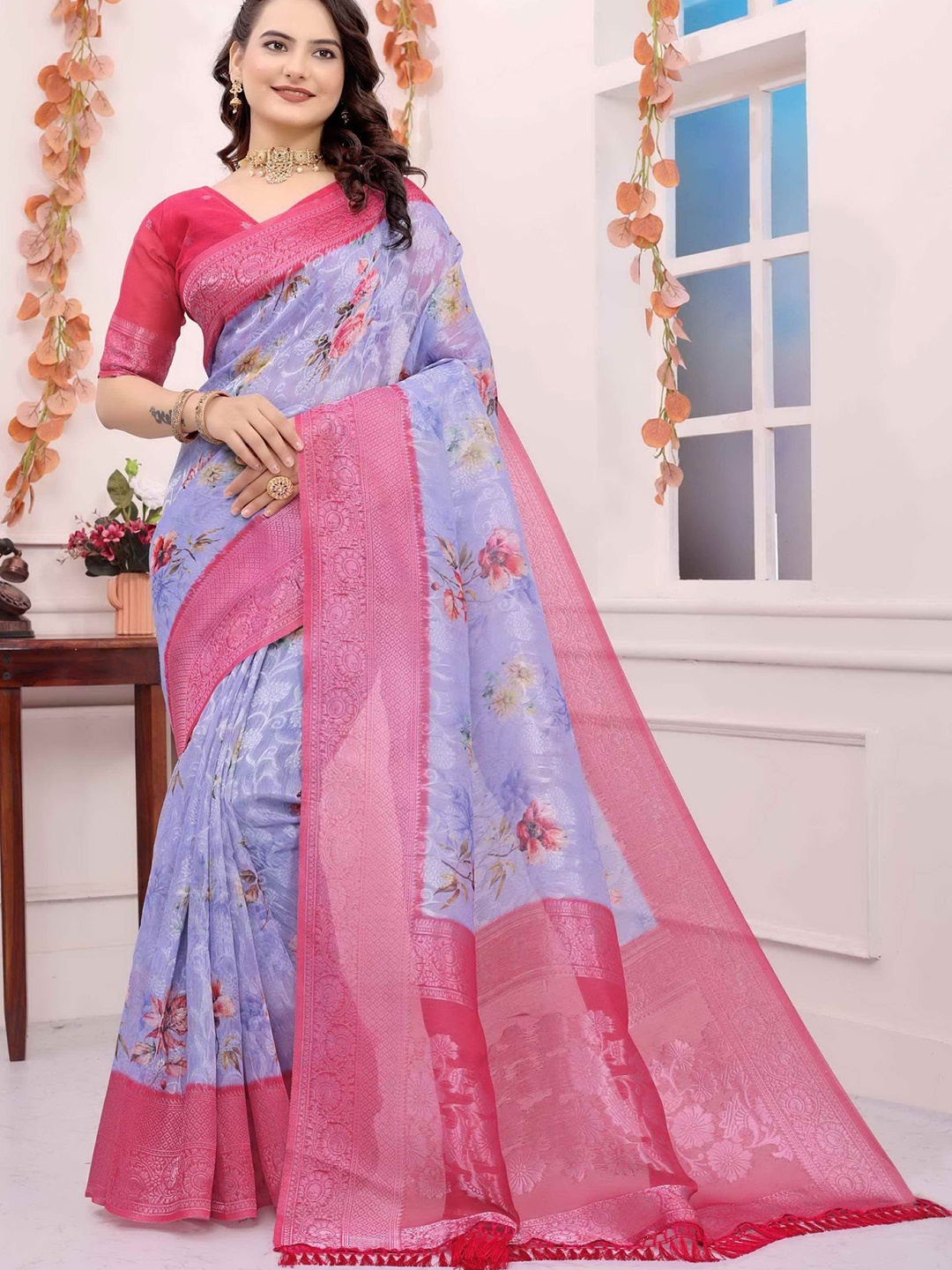 

HEER FASHION Floral Printed Zari Saree, Lavender