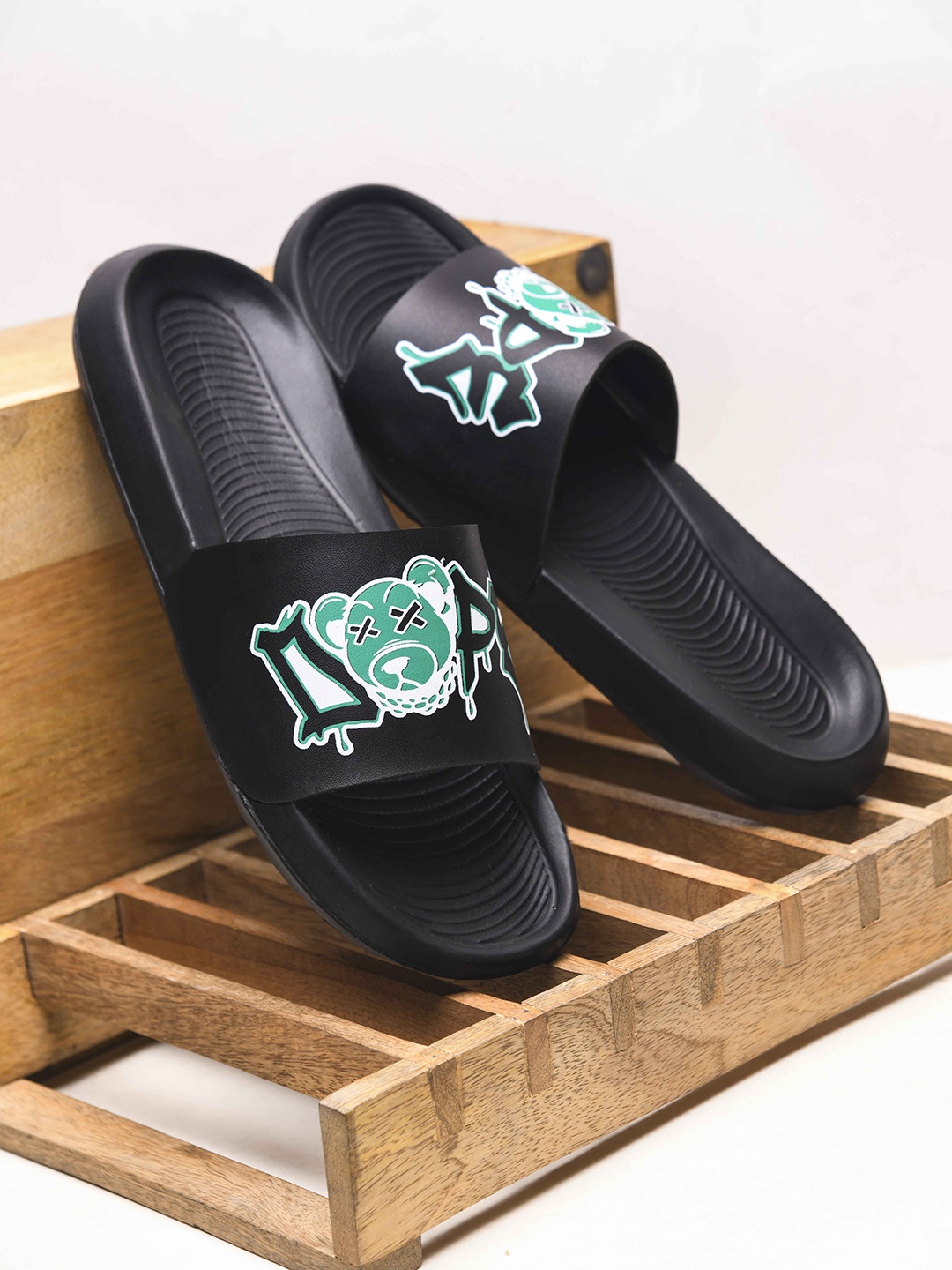 

PERY PAO Men Printed Sliders, Black