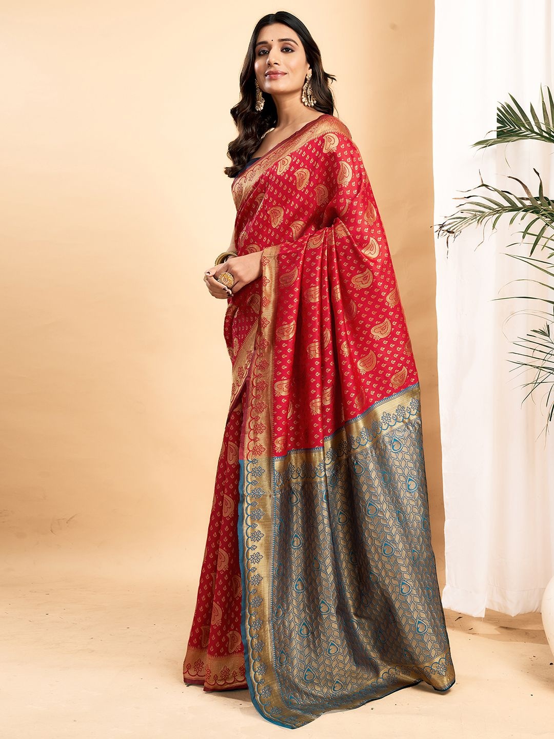 

SAMAH Woven Design Zari Silk Blend Banarasi Saree, Red