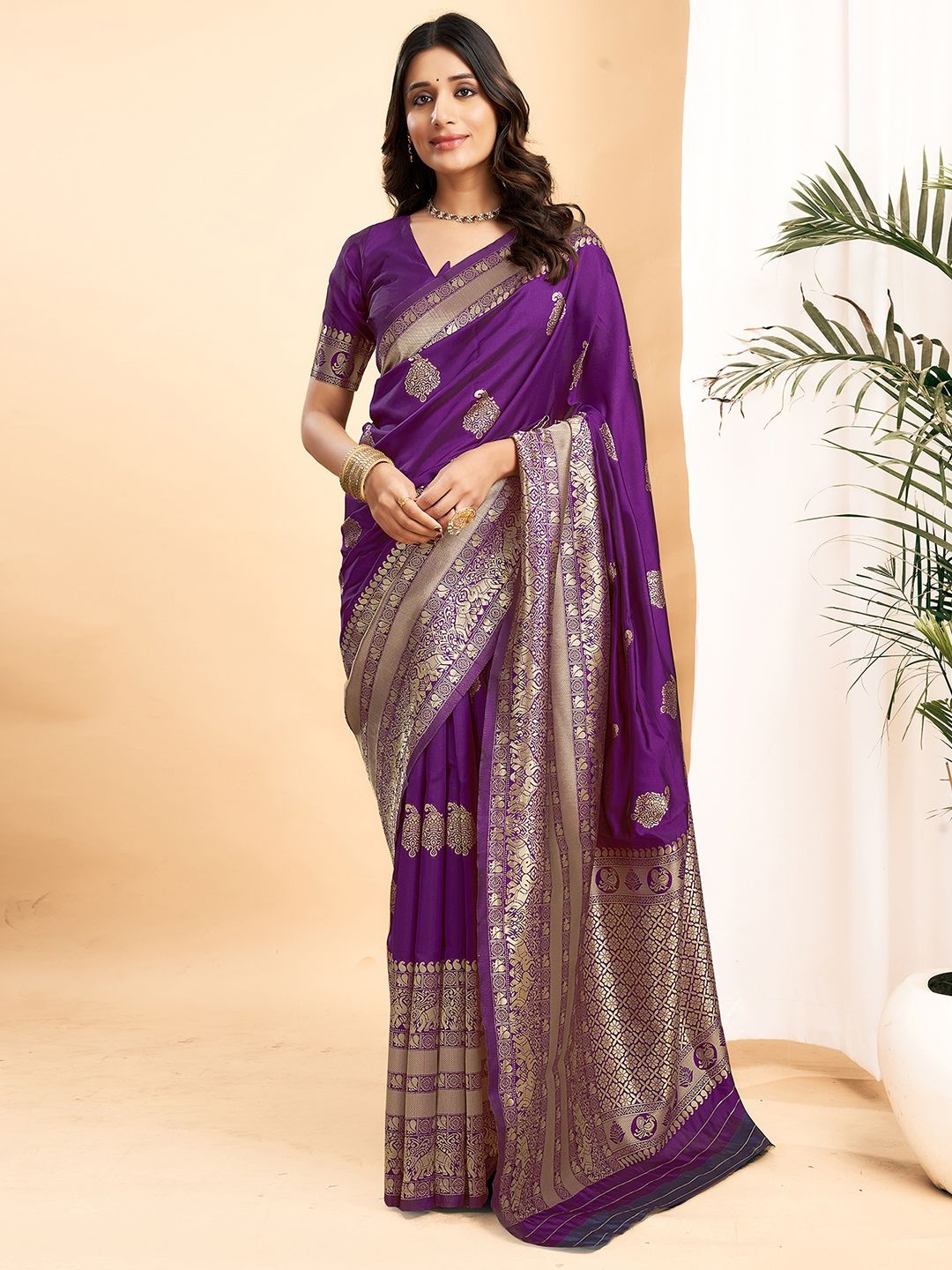 

SAMAH Woven Design Banarasi Saree With Blouse Piece, Magenta