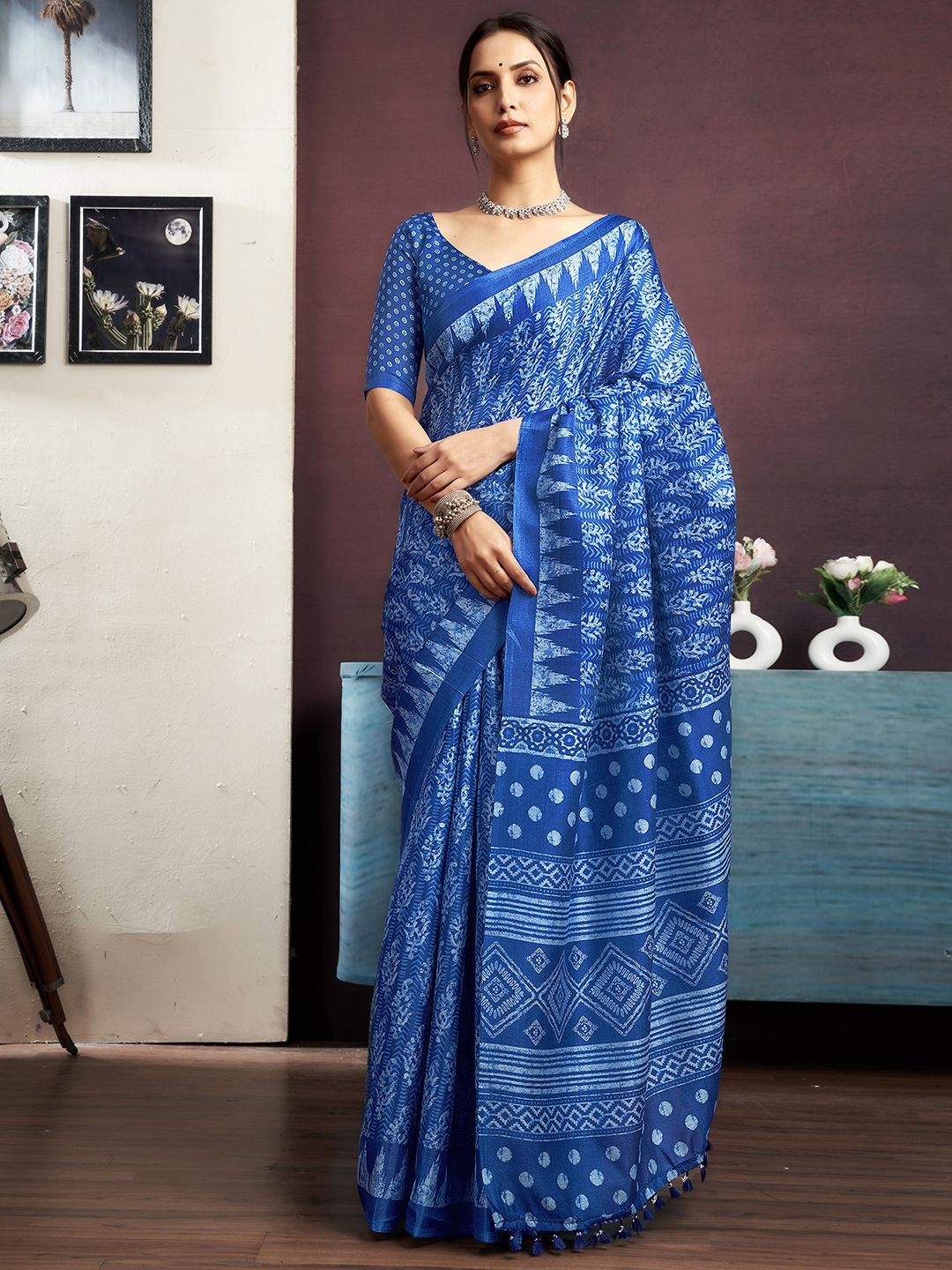 

SAMAH Printed Batik Saree With Blouse Piece, Blue