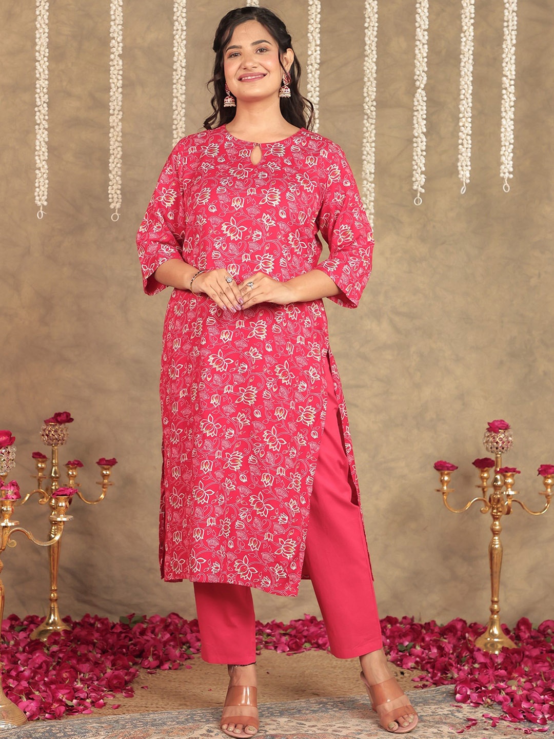 

Aramya Keyhole Neck Floral Printed Straight Kurta with Trousers, Red