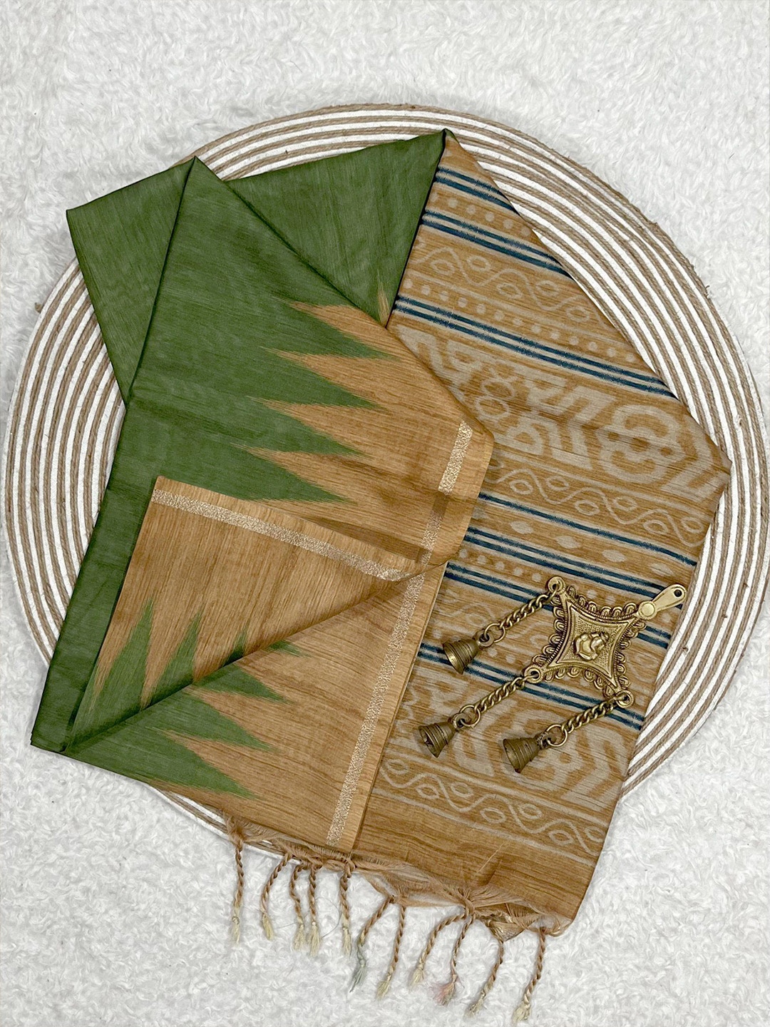 

VISHNU WEAVES Printed Pure Silk Tussar Saree, Green