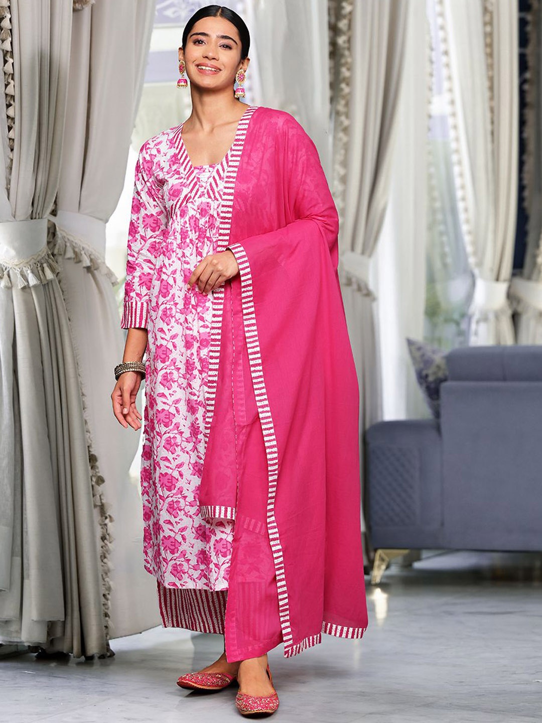 

Varanga Pink Floral Printed Thread Work Pure Cotton Kurta With Palazzos & Dupatta