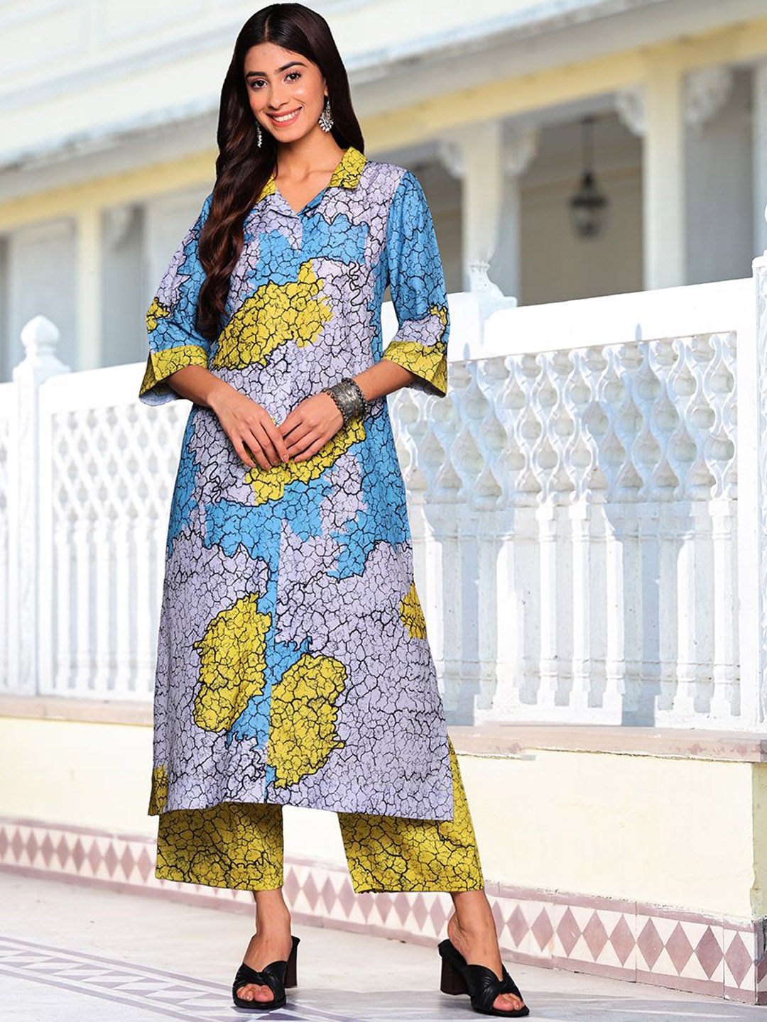 

Varanga Blue Abstract Printed Cuban Collar Straight Kurta With Trousers