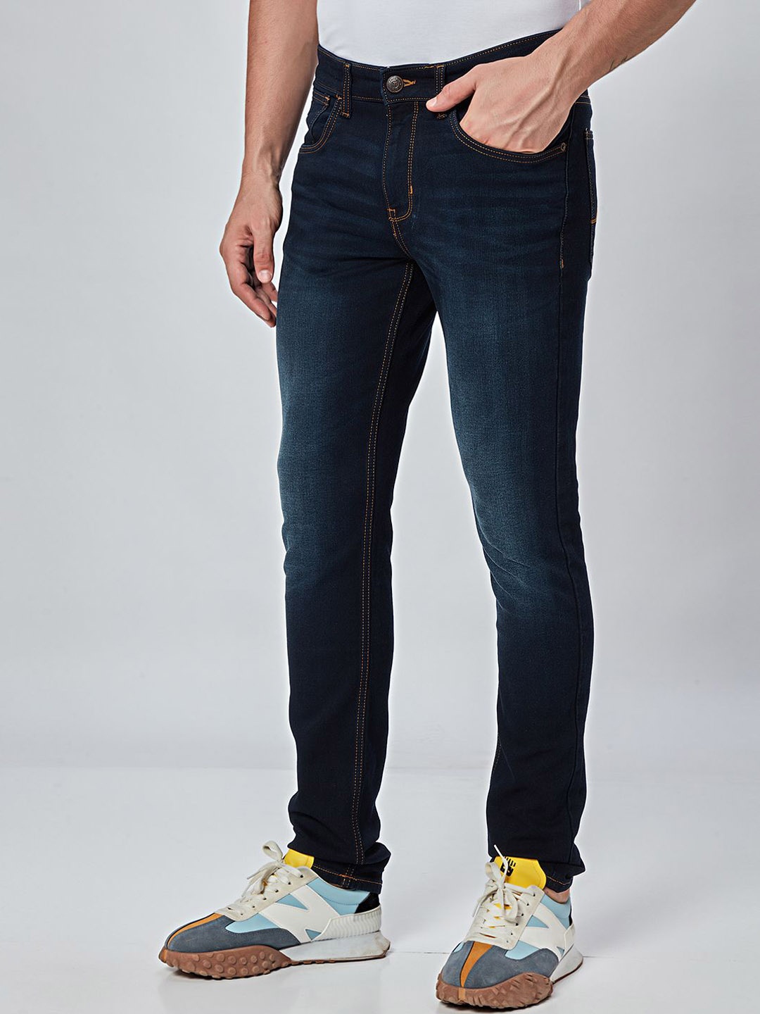 

THINC Men Slim Fit Mid-Rise Low Distress Light Fade Jeans, Blue