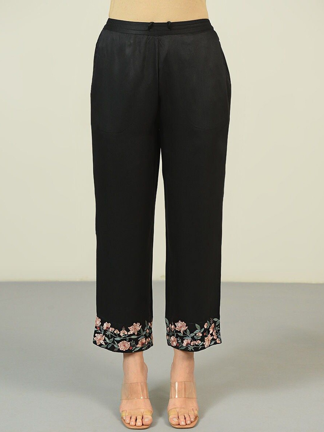 

JAYPORE Women Printed Jodhpuris Trousers, Black
