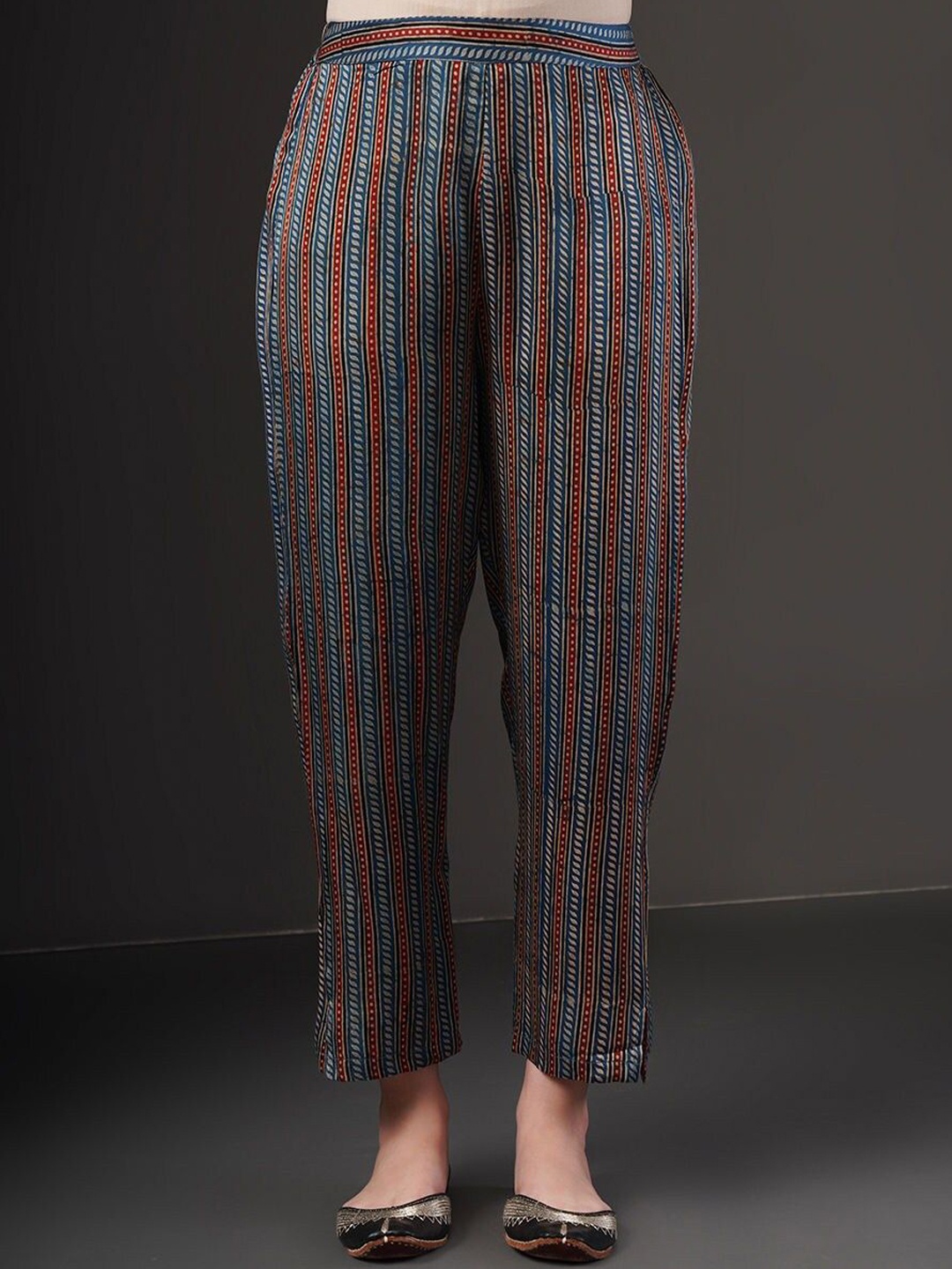 

JAYPORE Women Printed Relaxed Mid-Rise Cropped Trousers, Blue