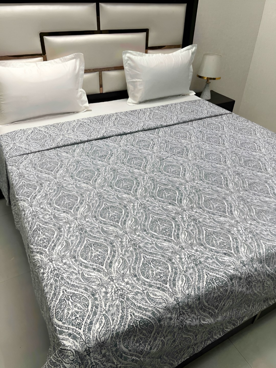 

Pure Decor Batik Guru White Ethnic Printed Cotton Super King Size Duvet Cover With Zipper