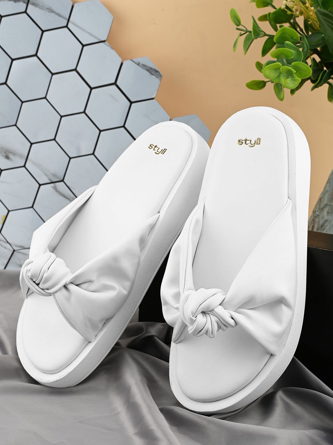 

Styli Women Chunky Flat Wedges, White