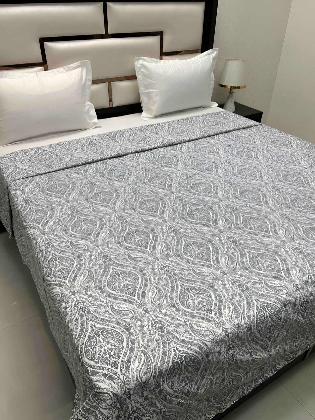 

Pure Decor Batik Guru White Printed Cotton 380TC Super King Size Duvet Cover With Zipper