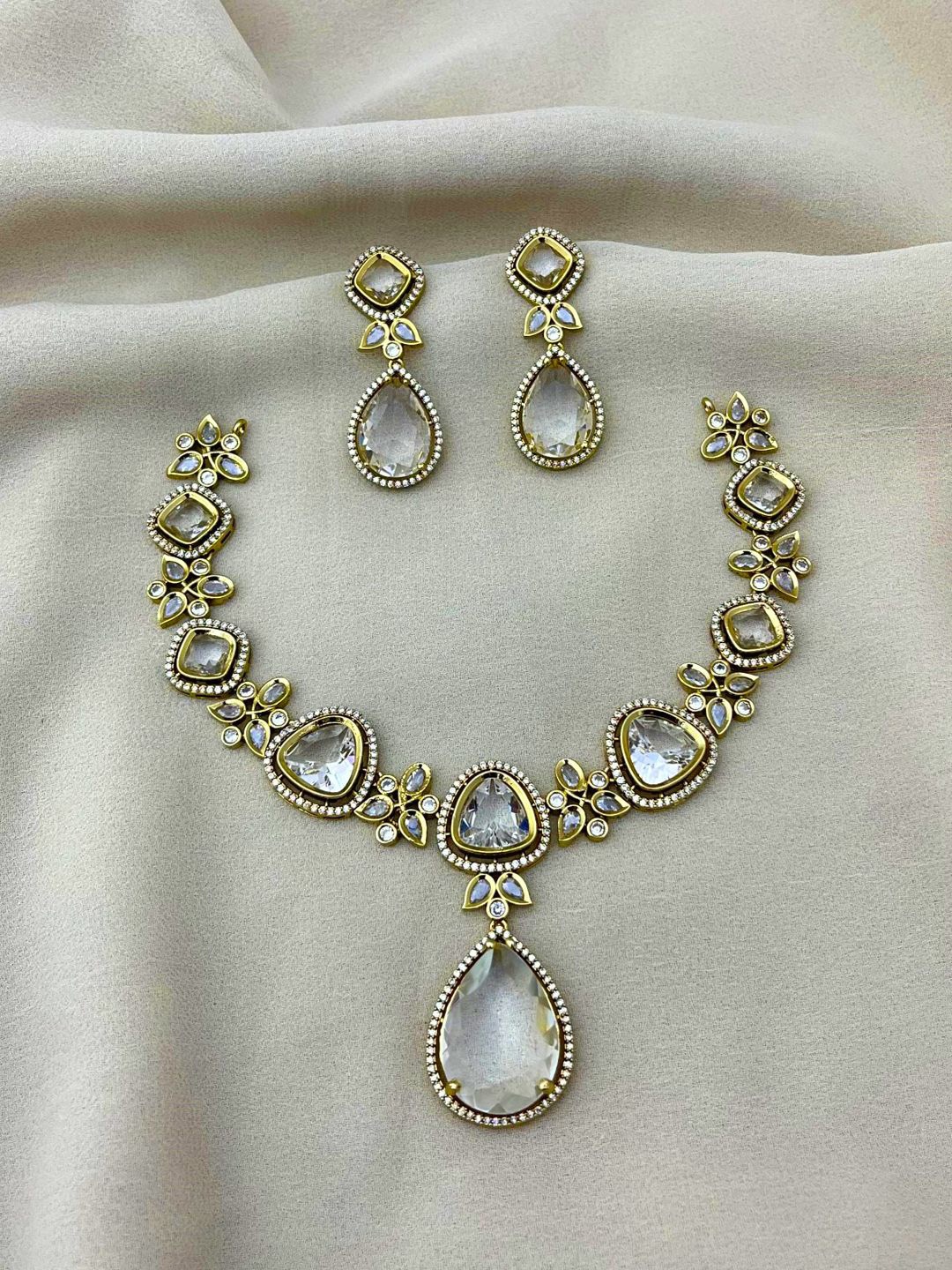 

D Rio Fashions Gold-Plated Kundan Stone Studded Jewellery Set