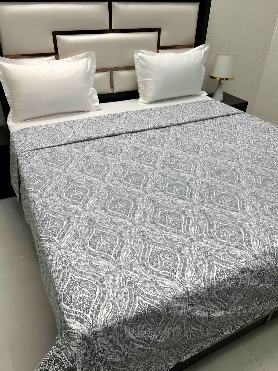 

Pure Decor Batik Guru White Printed Cotton 300TC Super King Size Duvet Cover With Zipper