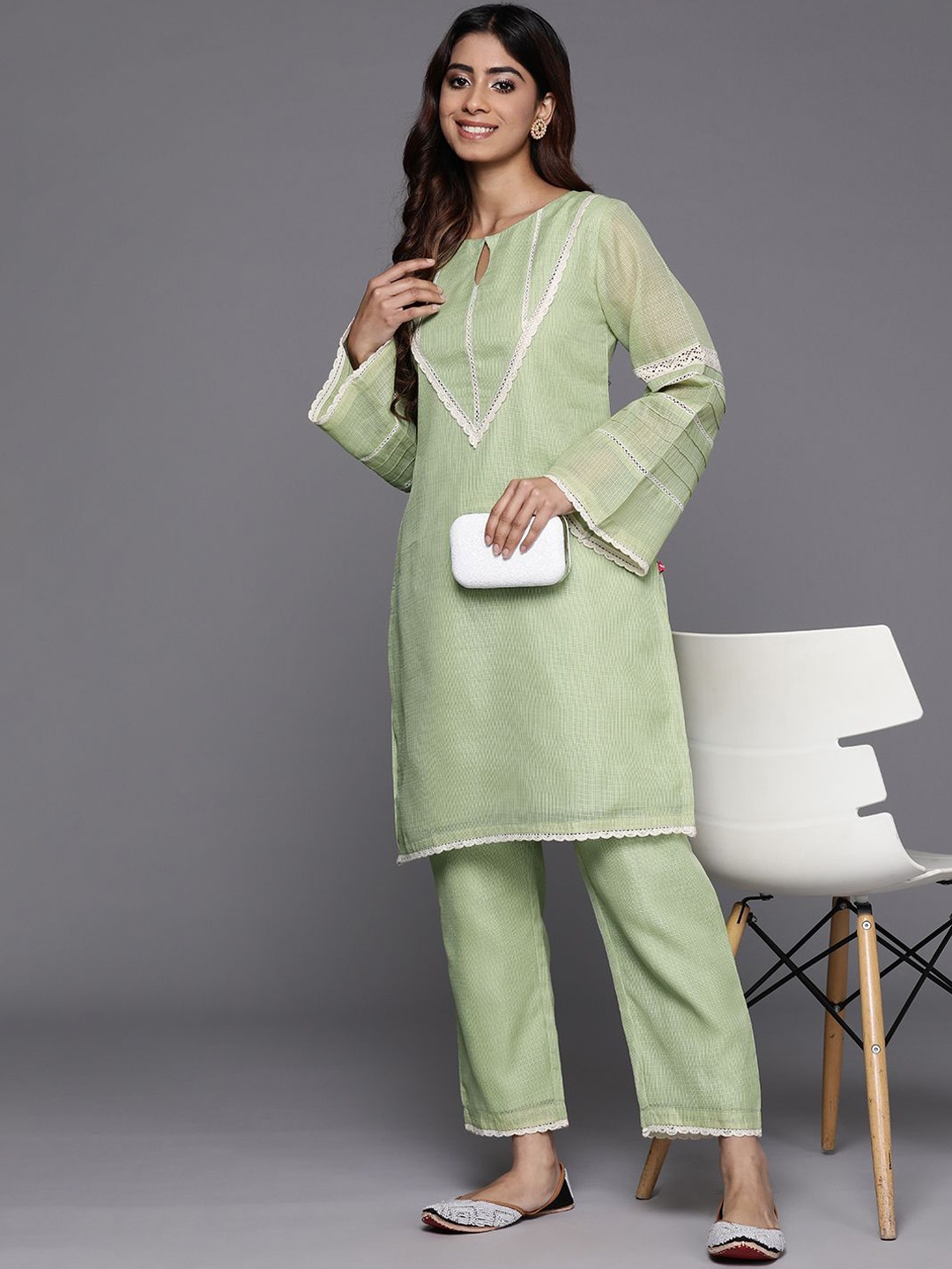

Varanga Green Keyhole Neck Flared Sleeves Cotton Blend Straight Kurta With Trousers