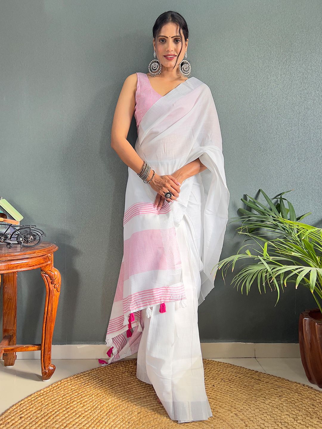 

Panzora Linen Cotton Woven Design saree, White