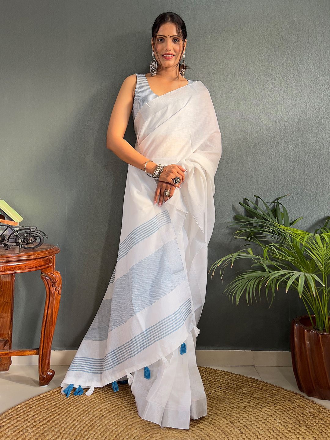 

Panzora Linen Cotton Woven Design saree, White