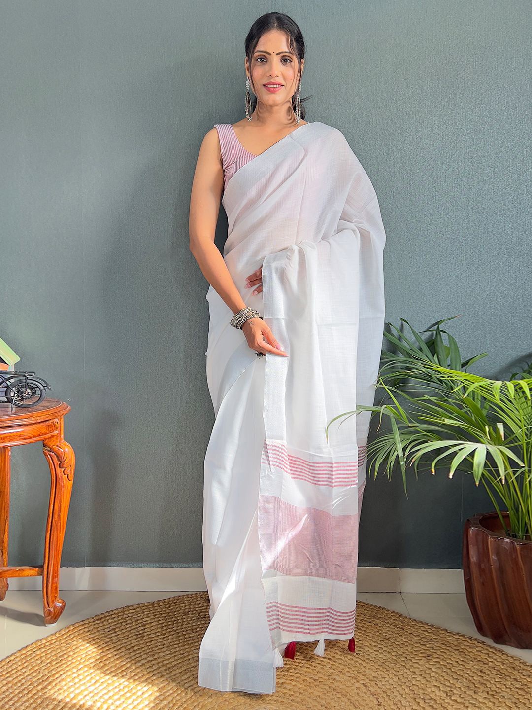 

Panzora Linen Cotton Woven Design saree, White
