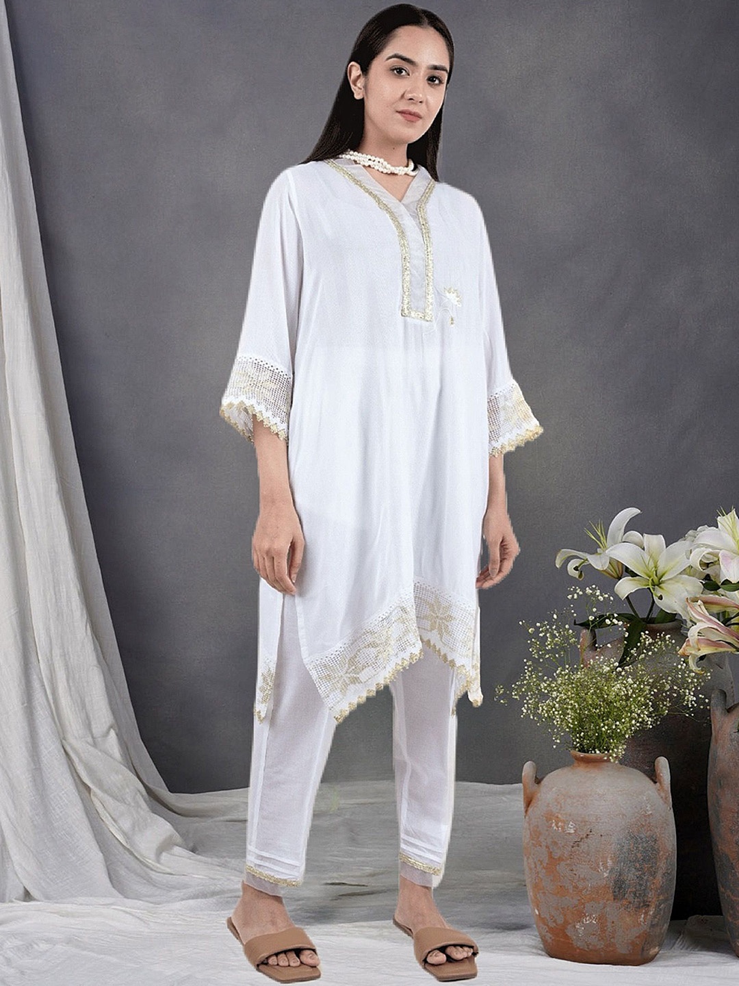

zuri V-Neck Pastels Pure Cotton Straight Kurta with Trousers, White