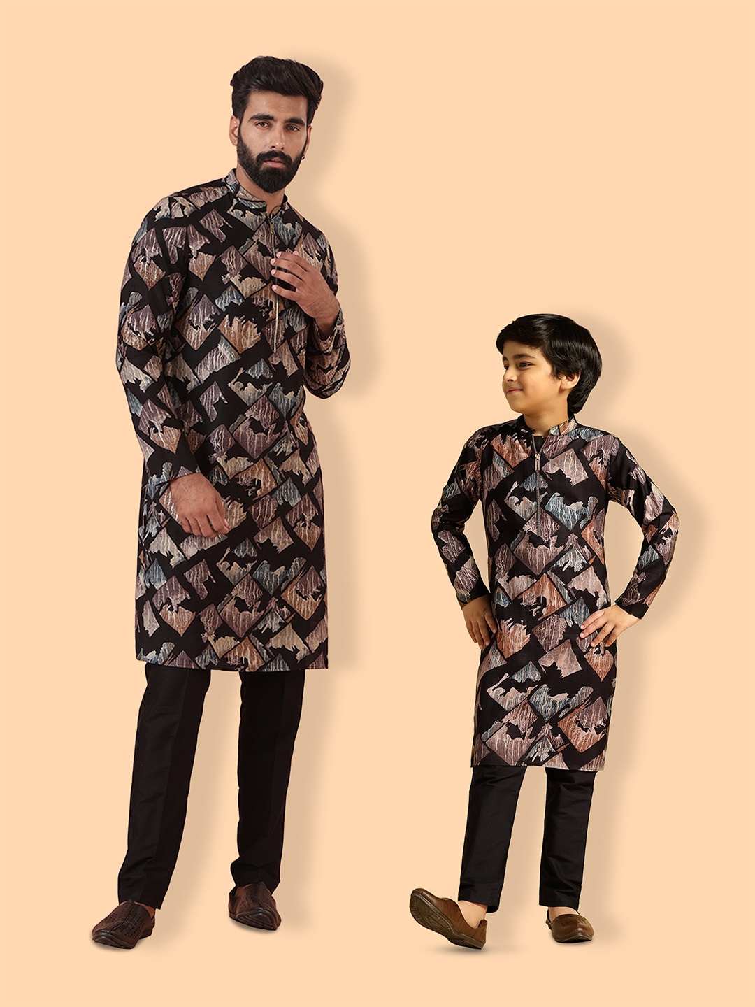 

KISAH Geometric Printed Mandarin Collar Straight Kurta with Trousers, Black