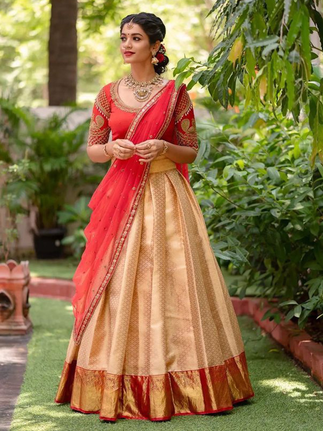 

Rujave Silk Zari Unstitched Lehanga With Blouse Along With Banarashi Silk Duppta, Gold