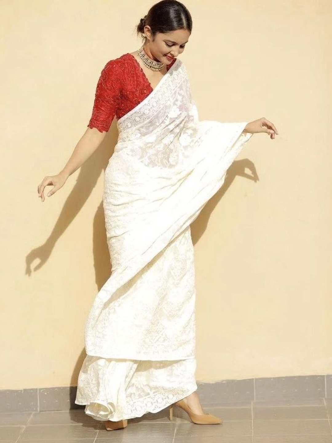 

Rujave Embroidered Saree, White