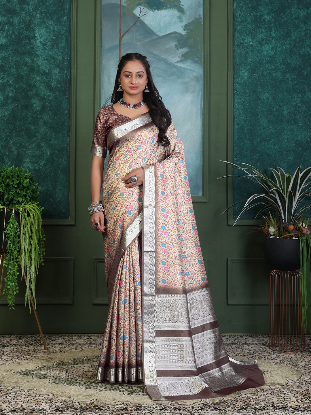 

Rujave Floral Printed Saree Wirh Blouse Piece, Brown