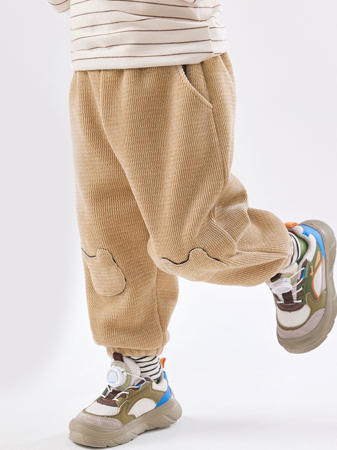 

LULU & SKY Unisex Kids Tapered Fit High-Rise Joggers Trousers, Khaki