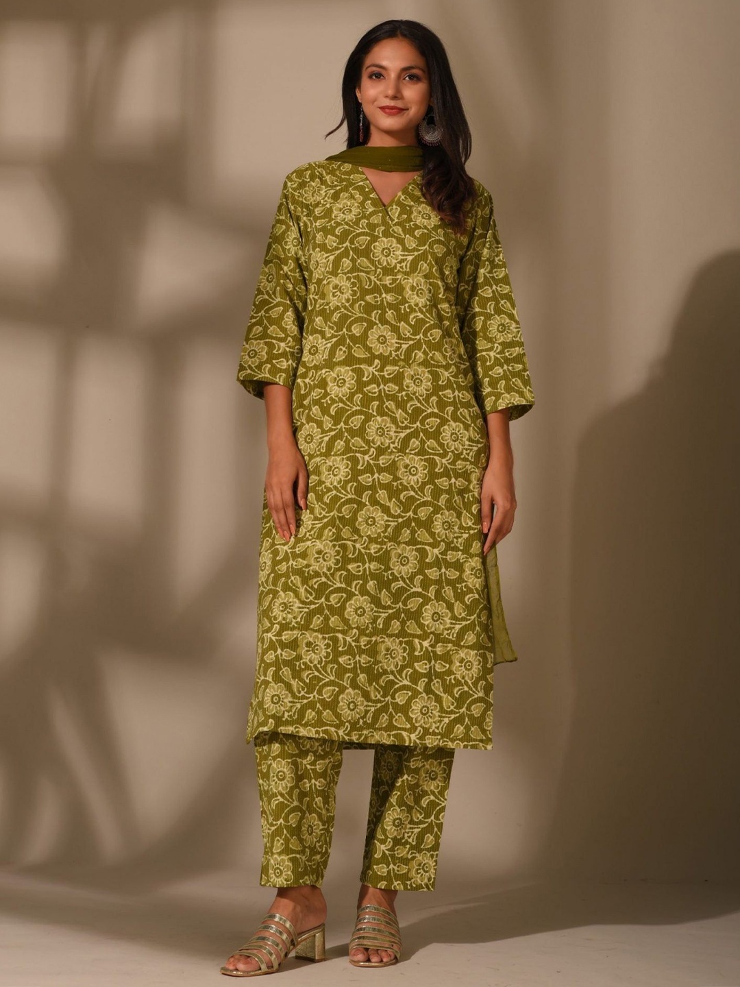 

DIMPLE DESIGN STUDIO Floral Printed V-Neck Pure Cotton Straight Kurta With Pyjama &Dupatta, Green