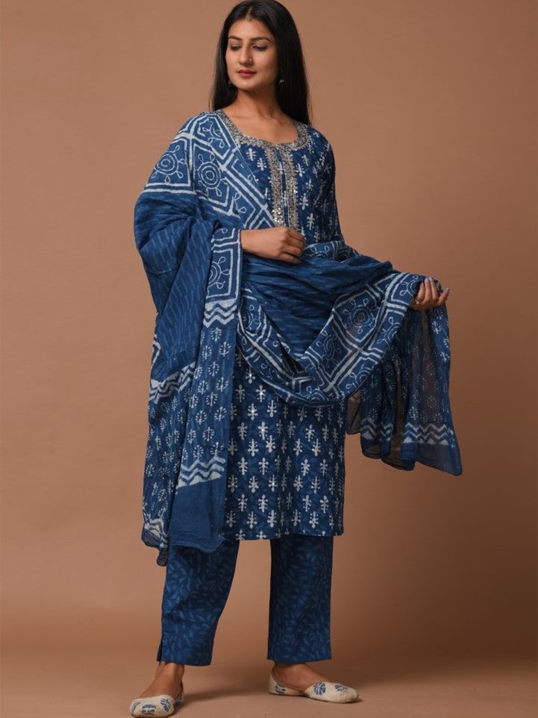 

DIMPLE DESIGN STUDIO Floral Printed Pure Cotton Straight Kurta With Trousers & Dupatta, Blue