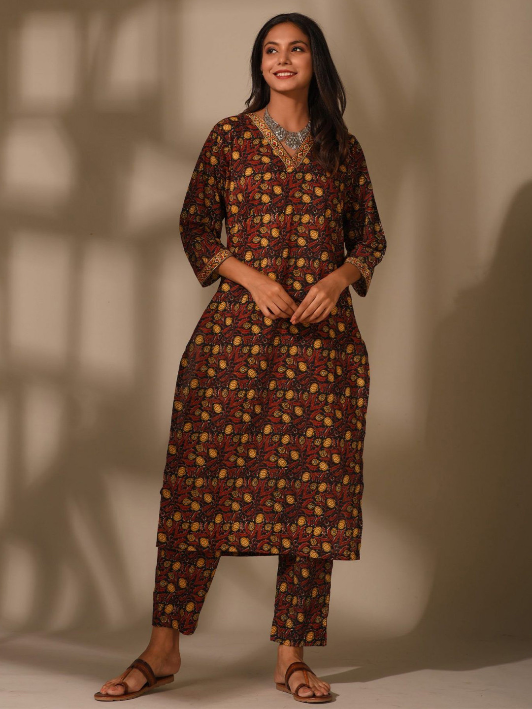 

DIMPLE DESIGN STUDIO Women Floral Printed Regular Pure Cotton Kurta with Pyjamas, Black