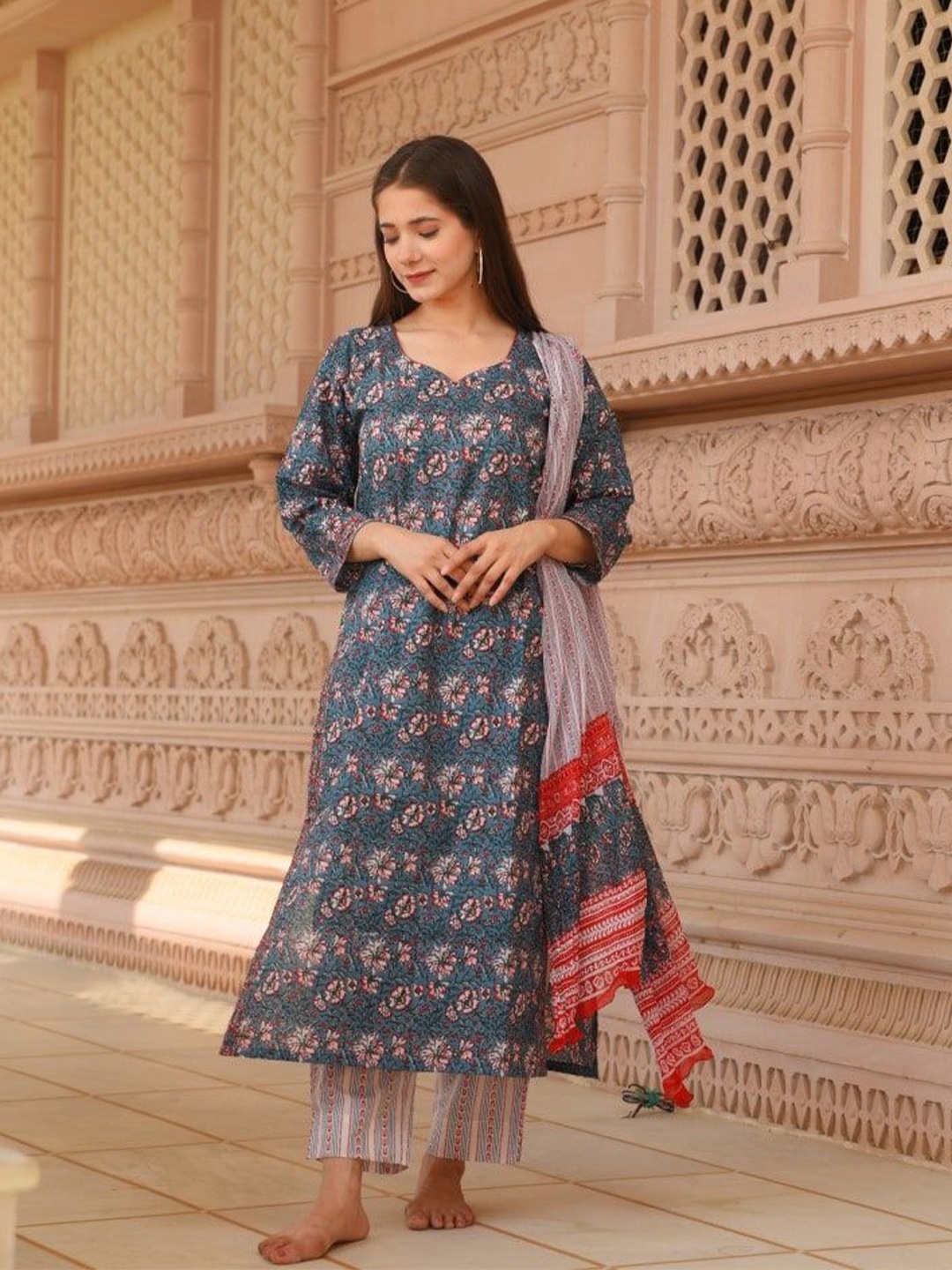 

DIMPLE DESIGN STUDIO Floral Printed Pure Cotton Straight Kurta With Trousers & Dupatta, Blue