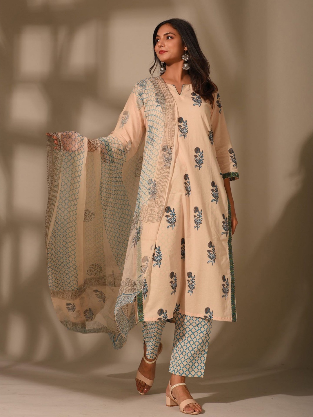 

DIMPLE DESIGN STUDIO Women Floral Printed Regular Pure Cotton Kurta with Pyjamas & Dupatta, Beige