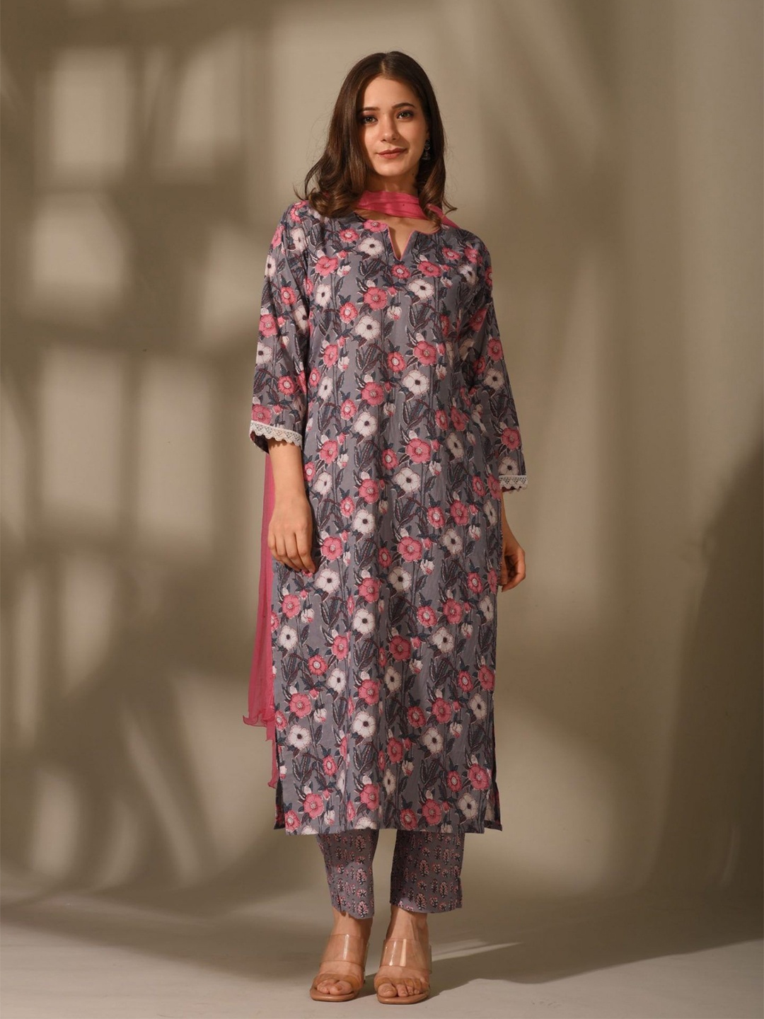 

DIMPLE DESIGN STUDIO Women Floral Printed Regular Kurta With Trouser & Dupatta, Grey