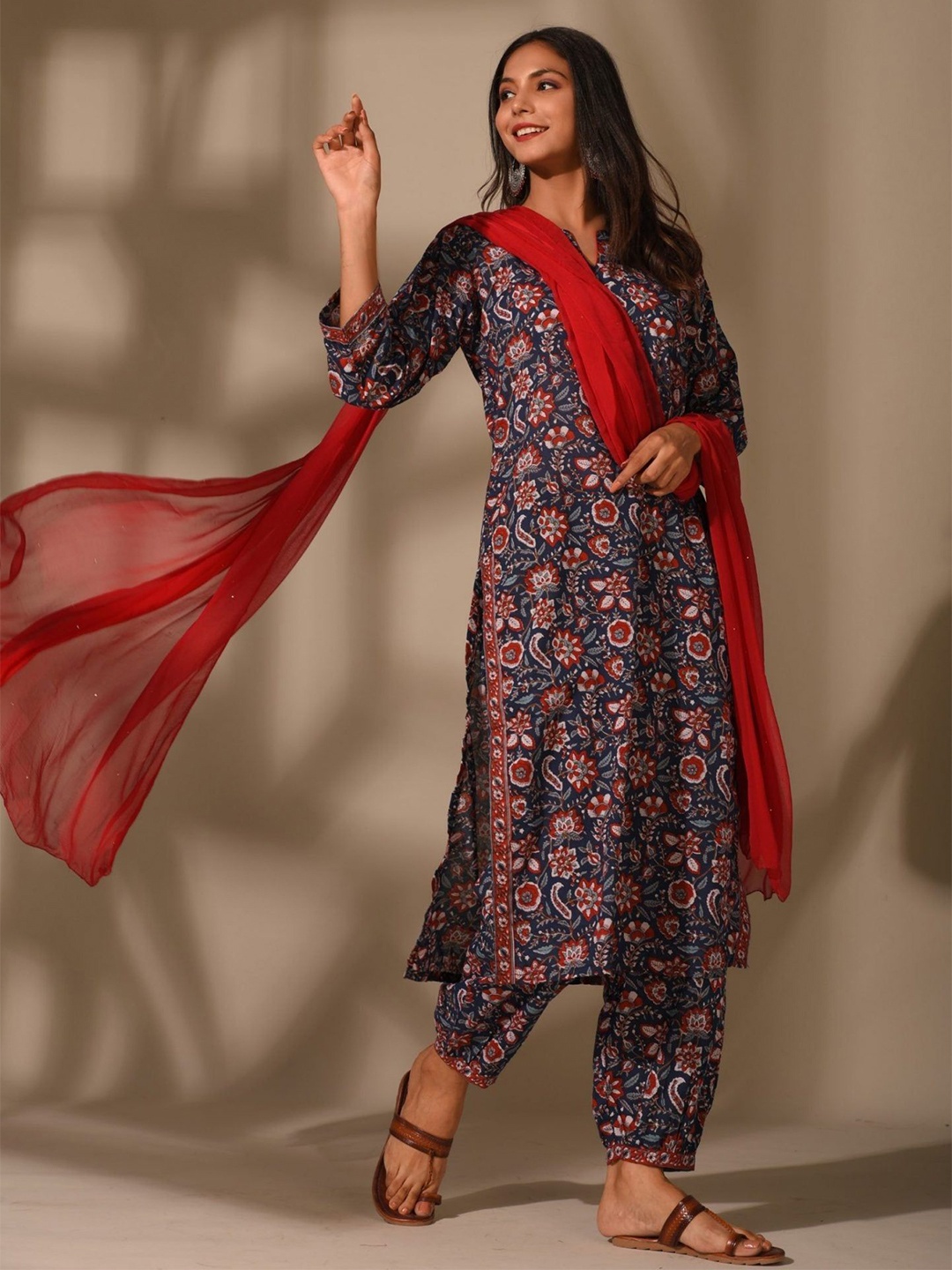 

DIMPLE DESIGN STUDIO Women Floral Printed Regular Pure Cotton Kurta With Trouser & Dupatta, Navy blue