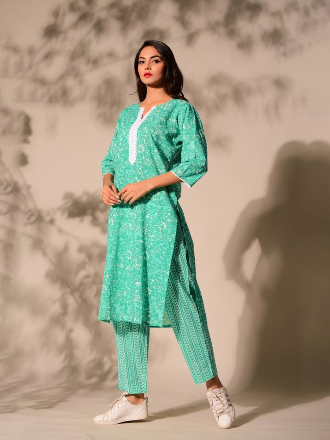 

DIMPLE DESIGN STUDIO Women Floral Printed Regular Pure Cotton Kurta with Trousers, Green