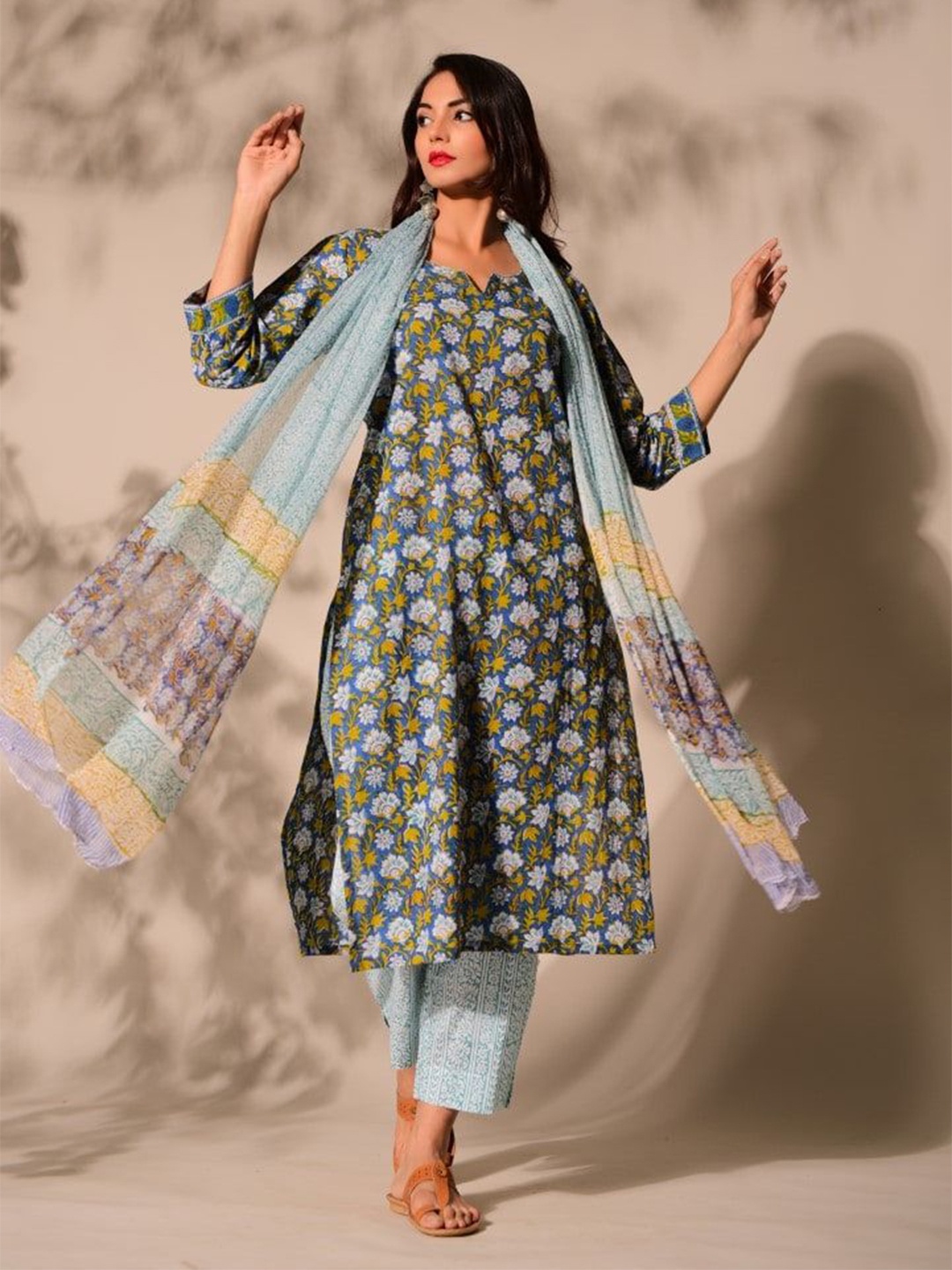 

DIMPLE DESIGN STUDIO Floral Printed Pure Cotton Straight Kurta With Trousers & Dupatta, Blue