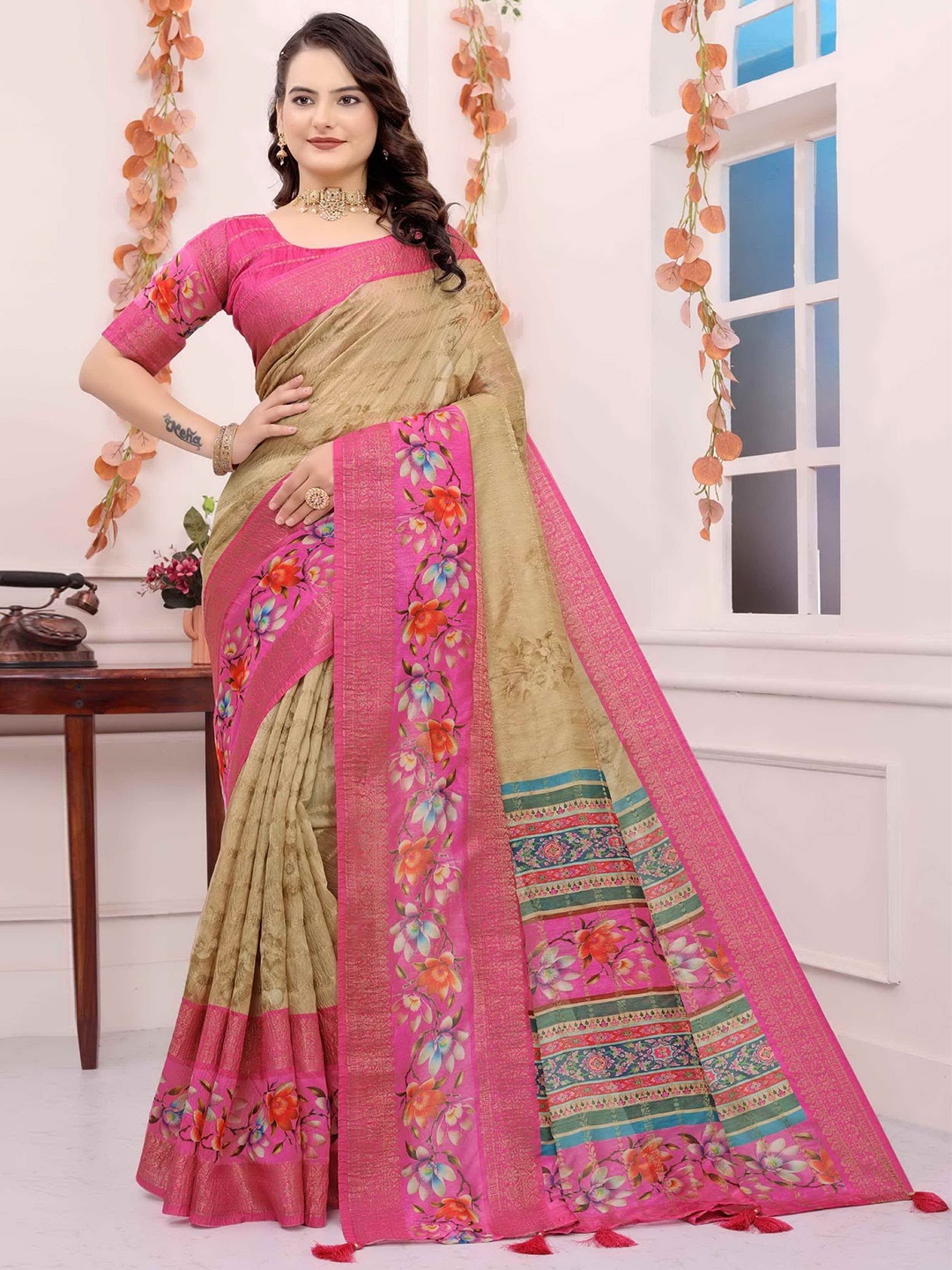 

HEER FASHION Floral Printed Saree With Blouse Piece, Beige