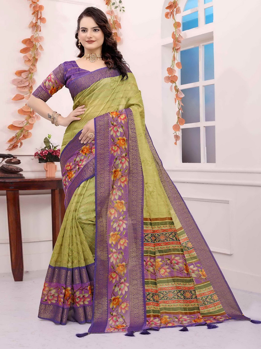 

HEER FASHION Woven Design Zari Saree, Green